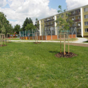 Nové chodníky, parkoviště i dětské hřiště v Kostelci na Hané